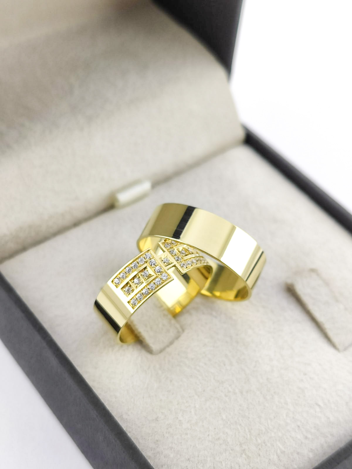 Aliança especial Ouro 18k com 35 pedras - Modelo EP34 6mm - Elegância discreta e sofisticação