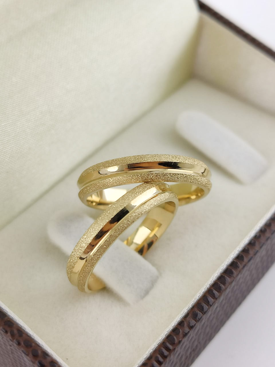 Aliança côncava feminina Ouro 18k 4mm CV 164 - Vista frontal mostrando design delicado e acabamento brilhante - Art Brilho Ink