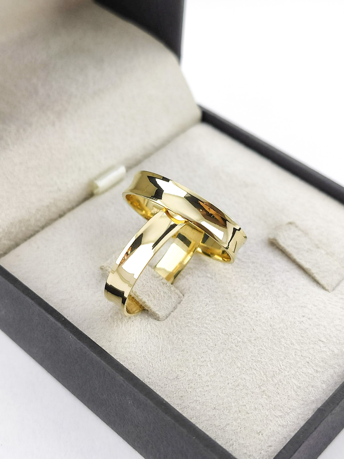 Aliança côncava tradicional Ouro 18k 4mm CV 165 - Vista frontal com acabamento reto clássico