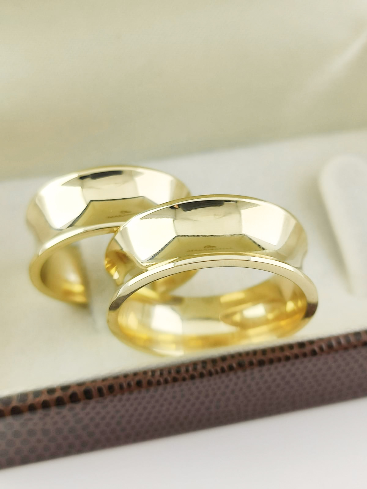 Aliança côncava larga Ouro 18k 8mm CV 166 - Vista frontal mostrando generosidade e acabamento premium