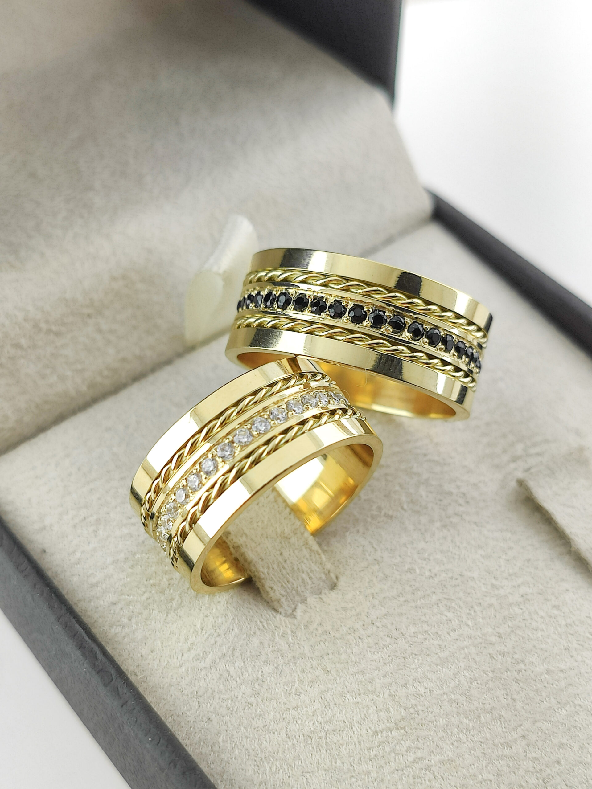 Aliança especial Ouro 18k com 80 pedras - Modelo EP37 9mm - Impacto visual e sofisticação