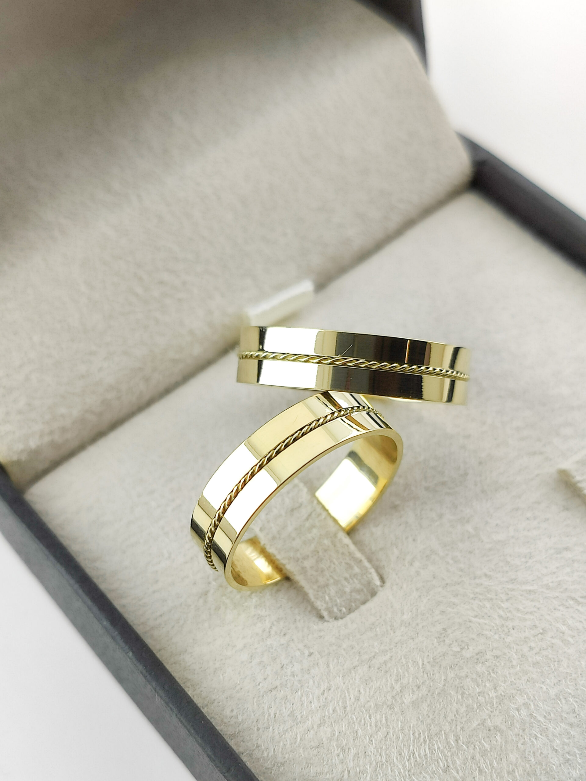 Aliança clássica Ouro 18k 5mm - Modelo EP38 - Elegância simples e atemporal