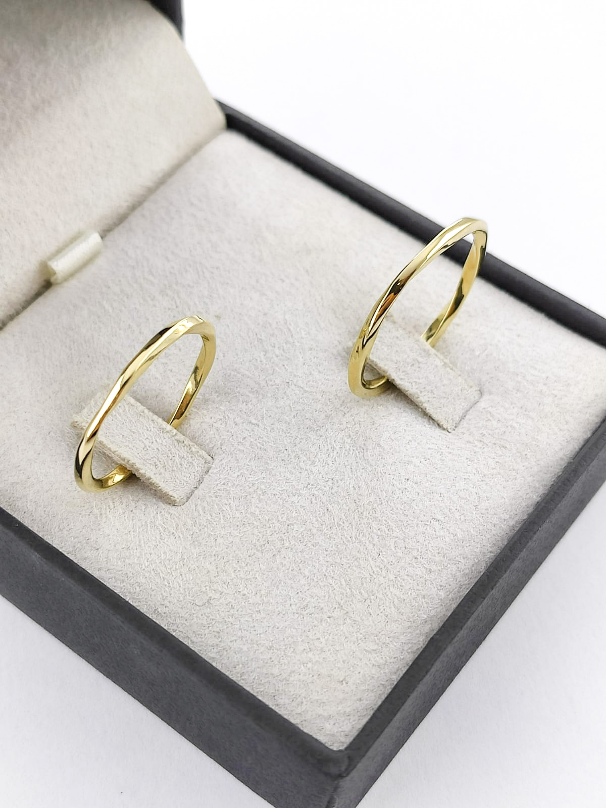 Aliança Delicada Ouro 18k 1.5mm - Modelo EP35 - Minimalista e Conforto - Imagem 4